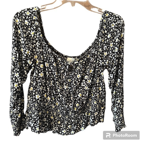 Jun & Ivy Top, Size XL, daisy floral print, cute with ruching‎ details